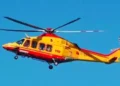 Elicottero del servizio di elisoccorso 118, giallo e rosso, in volo nel cielo azzurro durante un intervento sanitario