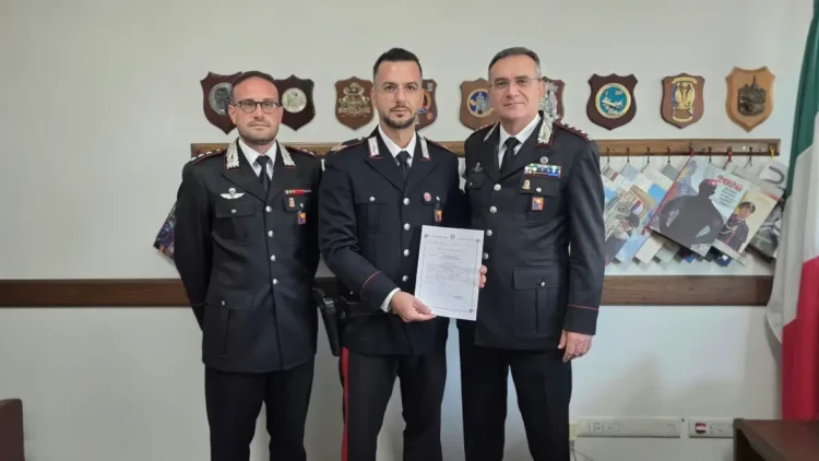 Militare premiato con un encomio alla caserma dei Carabinieri di Comiso, con due colleghi
