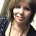 Enza Forti, maestra di Comiso, sorride all'obiettivo: capelli castani a caschetto, blusa scura ricamata e collana blu.