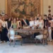 Il sindaco di Scicli con la fascia tricolore posa in Municipio con studenti e docenti, accanto a una scrivania d'epoca
