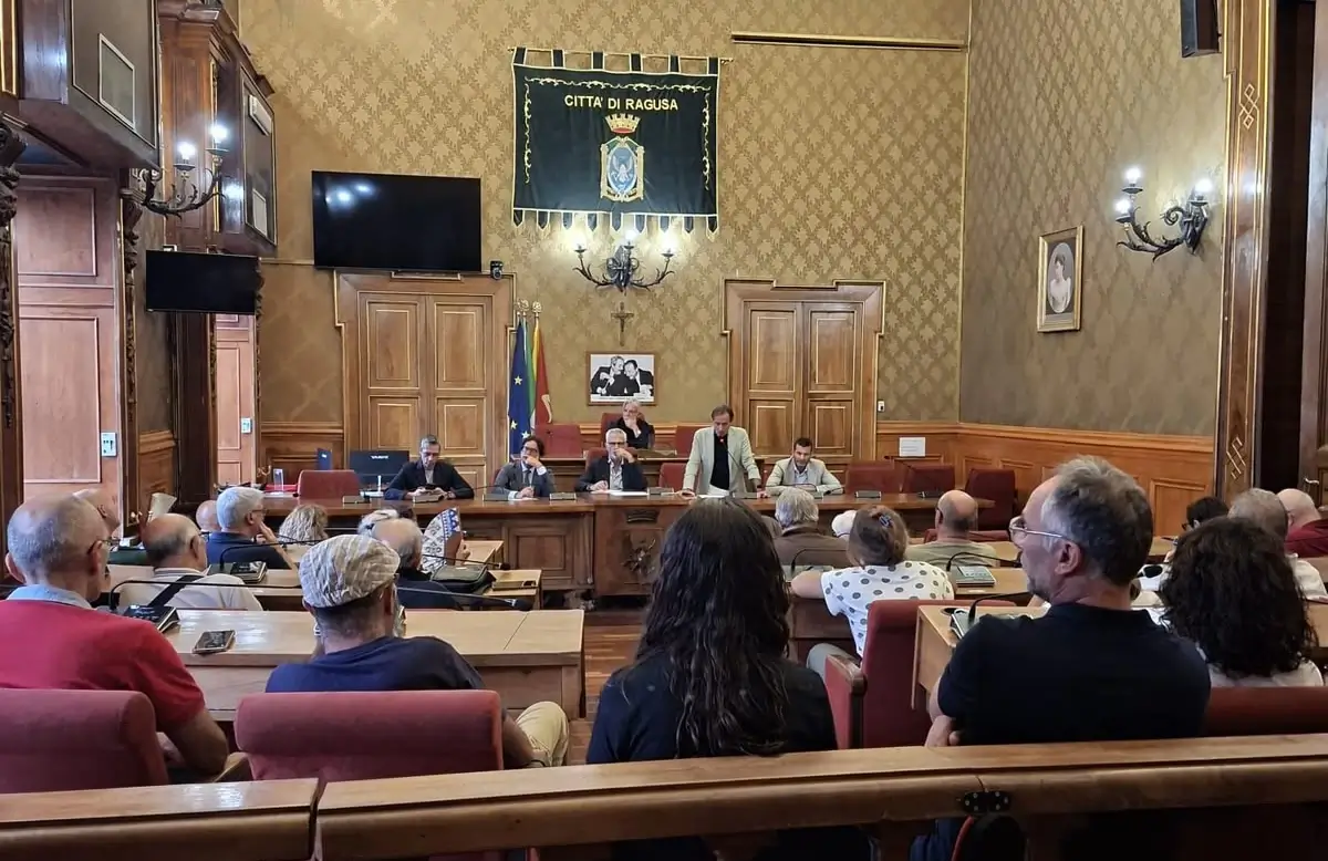 Aula consiliare del Comune di Ragusa durante l'incontro tra sindaco e comitato di Punta di Mola sull'erosione costiera
