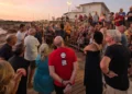 Il comitato riunito al tramonto sul lungomare di Punta di Mola, a Ragusa, durante l'incontro del comitato