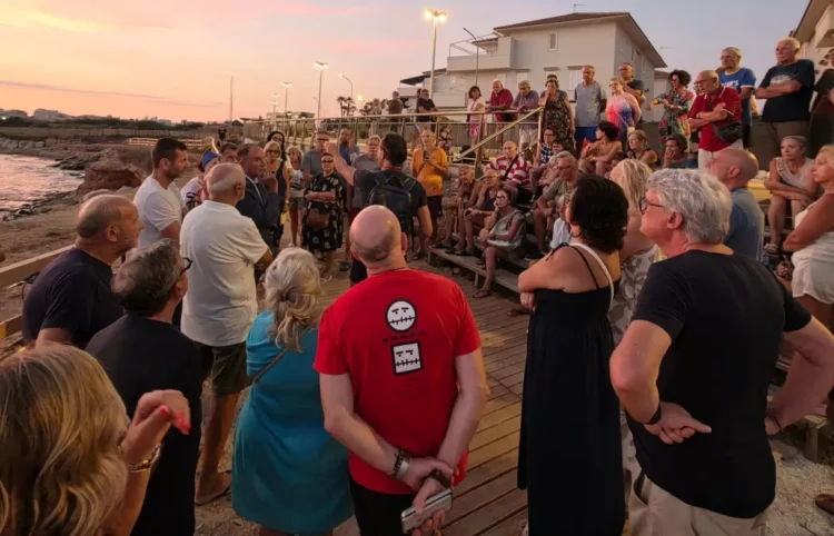 Il comitato riunito al tramonto sul lungomare di Punta di Mola, a Ragusa, durante l'incontro del comitato