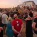Il comitato riunito al tramonto sul lungomare di Punta di Mola, a Ragusa, durante l'incontro del comitato