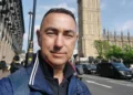 Fabio Saraceno in un selfie a Londra davanti alla torre del Big Ben, con giacca blu, in una giornata di sole