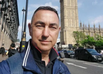 Fabio Saraceno in un selfie a Londra davanti alla torre del Big Ben, con giacca blu, in una giornata di sole