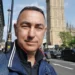 Fabio Saraceno in un selfie a Londra davanti alla torre del Big Ben, con giacca blu, in una giornata di sole