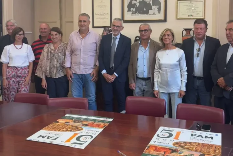 Sindaco e rappresentanti istituzionali posano a Ragusa con i manifesti della Fam 2026 sul tavolo, in Municipio