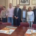 Sindaco e rappresentanti istituzionali posano a Ragusa con i manifesti della Fam 2026 sul tavolo, in Municipio