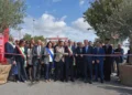 Autorità con fascia tricolore tagliano il nastro in una cerimonia inaugurale 2025 all'aperto
