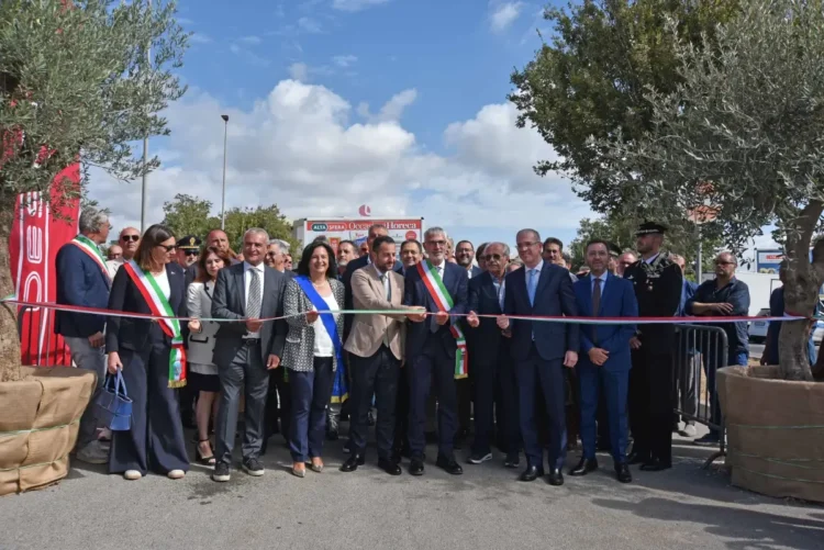 Autorità con fascia tricolore tagliano il nastro in una cerimonia inaugurale 2025 all'aperto