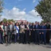 Autorità con fascia tricolore tagliano il nastro in una cerimonia inaugurale 2025 all'aperto