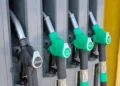 Pistole erogatrici di un distributore: a sinistra quella nera del diesel, accanto tre verdi della benzina Super E10, Super e Super Plus
