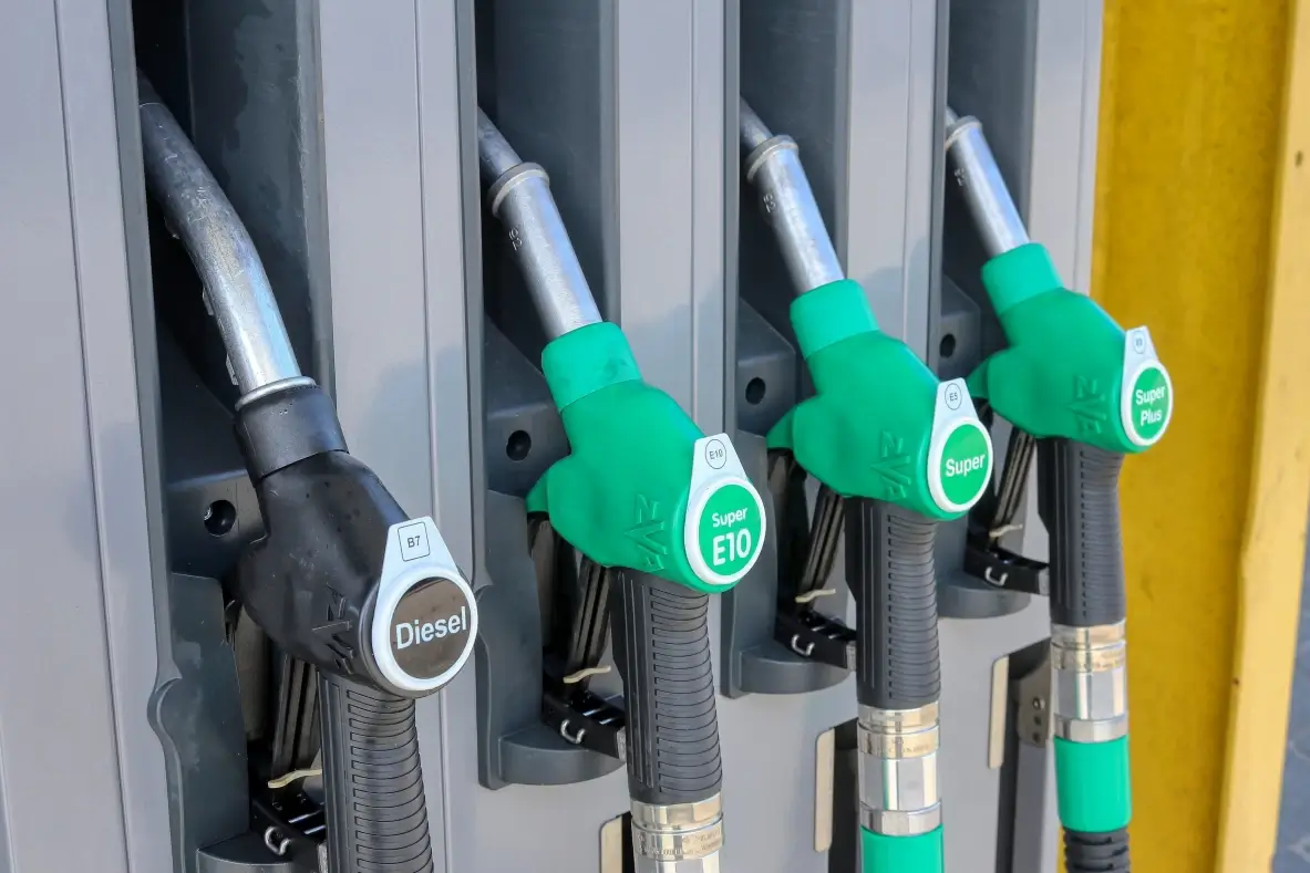 Pistole erogatrici di un distributore: a sinistra quella nera del diesel, accanto tre verdi della benzina Super E10, Super e Super Plus