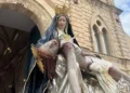 Simulacro dell'Addolorata durante la festa: la Vergine con il Cristo deposto in grembo davanti a una facciata in pietra