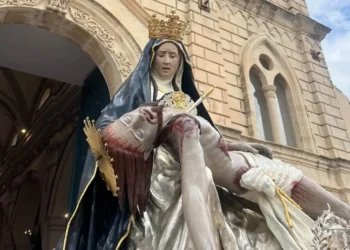 Simulacro dell'Addolorata durante la festa: la Vergine con il Cristo deposto in grembo davanti a una facciata in pietra