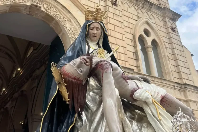 Simulacro dell'Addolorata durante la festa: la Vergine con il Cristo deposto in grembo davanti a una facciata in pietra