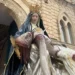 Simulacro dell'Addolorata durante la festa: la Vergine con il Cristo deposto in grembo davanti a una facciata in pietra