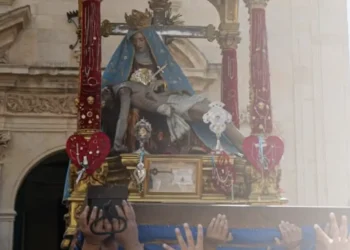 Simulacro della Madonna Addolorata portato a spalla durante la processione a Monterosso Almo