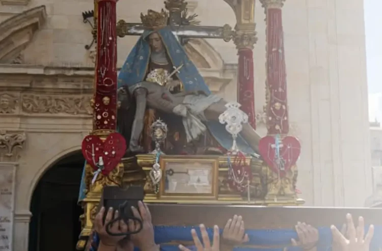 Simulacro della Madonna Addolorata portato a spalla durante la processione a Monterosso Almo