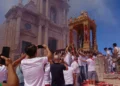 Simulacro di San Giovanni Battista portato a spalla davanti alla chiesa di Monterosso Almo