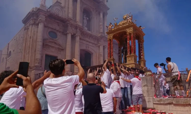 Simulacro di San Giovanni Battista portato a spalla davanti alla chiesa di Monterosso Almo