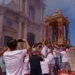 Simulacro di San Giovanni Battista portato a spalla davanti alla chiesa di Monterosso Almo