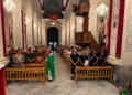 Interno della chiesa a Monterosso Almo durante la messa con vigili del fuoco, forestali e il sindaco con fascia tricolore