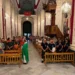 Interno della chiesa a Monterosso Almo durante la messa con vigili del fuoco, forestali e il sindaco con fascia tricolore