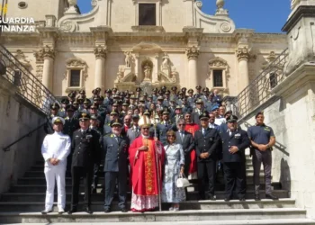 Il vescovo con mitra, finanzieri e autorità posano sui gradini della cattedrale di Ragusa per la festa di San Matteo