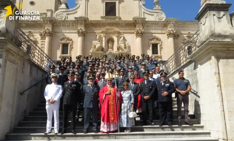 Il vescovo con mitra, finanzieri e autorità posano sui gradini della cattedrale di Ragusa per la festa di San Matteo