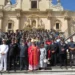 Il vescovo con mitra, finanzieri e autorità posano sui gradini della cattedrale di Ragusa per la festa di San Matteo