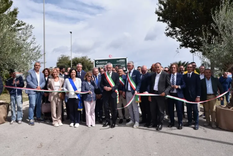 Autorità con fasce tricolori tagliano il nastro della Fiera Agroalimentare Mediterranea di Ragusa