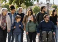 Persone di ogni età, tra cui un uomo in sedia a rotelle, in una piazza. Immagine generata con intelligenza artificiale