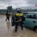 Vigili del fuoco soccorrono un automobilista durante un forte temporale a Palermo