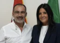 Andrea La Rosa di Forza Italia Vittoria e la senatrice Daniela Ternullo in posa davanti alle bandiere