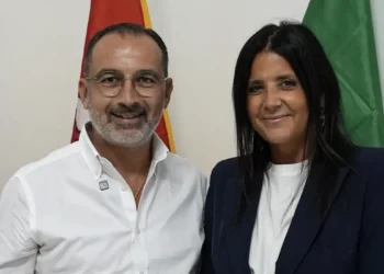 Andrea La Rosa di Forza Italia Vittoria e la senatrice Daniela Ternullo in posa davanti alle bandiere