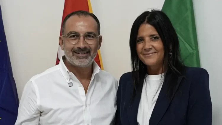 Andrea La Rosa di Forza Italia Vittoria e la senatrice Daniela Ternullo in posa davanti alle bandiere