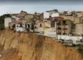 Versante franato a Niscemi con case del centro storico sul ciglio della frana