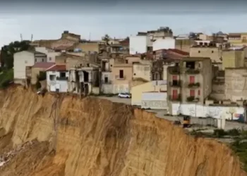 Versante franato a Niscemi con case del centro storico sul ciglio della frana
