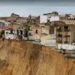 Versante franato a Niscemi con case del centro storico sul ciglio della frana