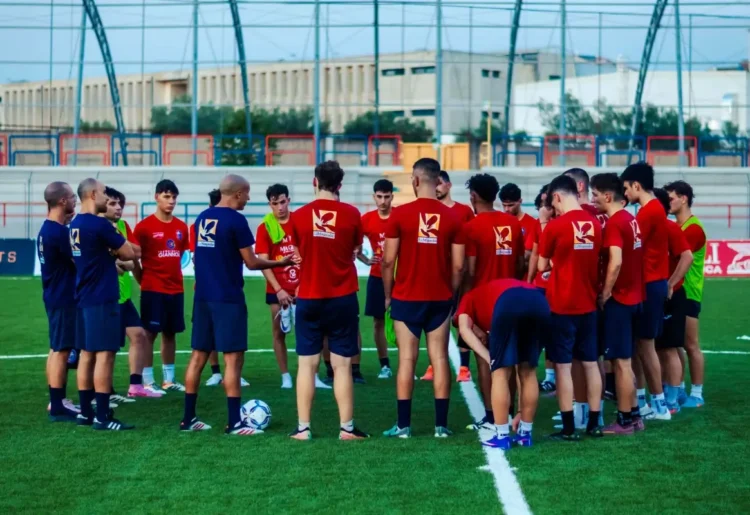 Frigintini Calcio Modica, squadra e staff riuniti sul campo durante la preparazione