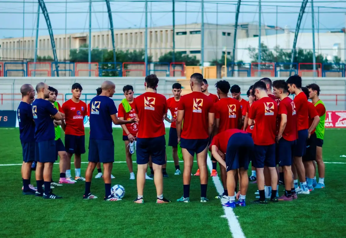 Frigintini Calcio Modica, squadra e staff riuniti sul campo durante la preparazione