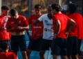 Giocatori del Frigintini Modica durante una pausa dell'allenamento sul campo