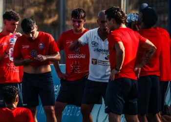 Giocatori del Frigintini Modica durante una pausa dell'allenamento sul campo