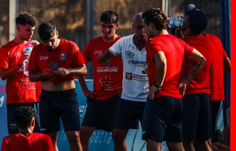 Giocatori del Frigintini Modica durante una pausa dell'allenamento sul campo