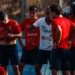 Giocatori del Frigintini Modica durante una pausa dell'allenamento sul campo