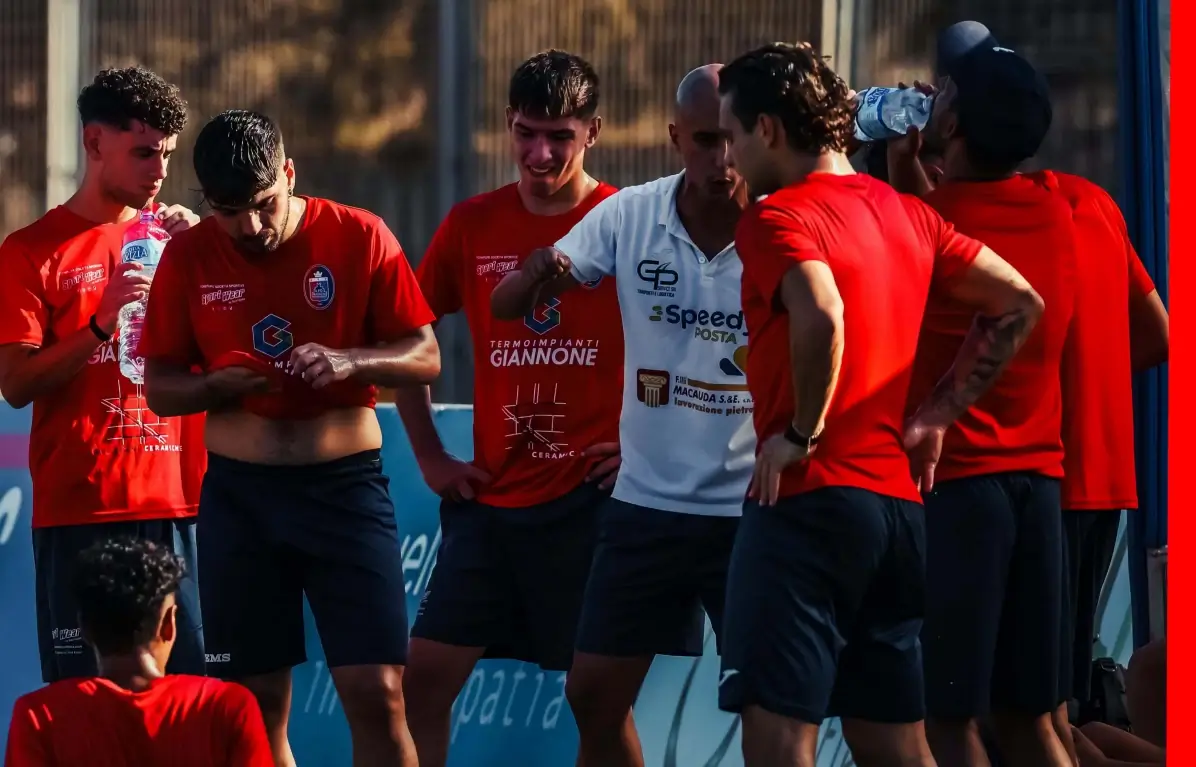 Giocatori del Frigintini Modica durante una pausa dell'allenamento sul campo