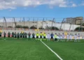 Giocatori di Frigintini e Pro Ragusa schierati a centrocampo con la terna arbitrale prima del derby di Promozione