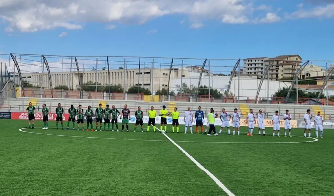 Giocatori di Frigintini e Pro Ragusa schierati a centrocampo con la terna arbitrale prima del derby di Promozione
